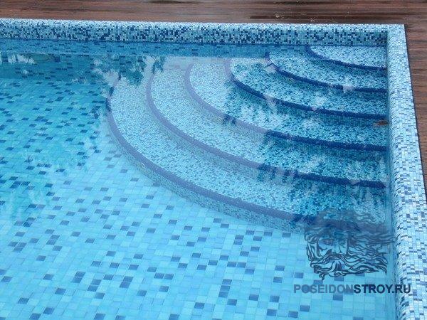 Облицовка бассейна мозаикой является одним из популярных видов отделки частных плавательных бассейнов