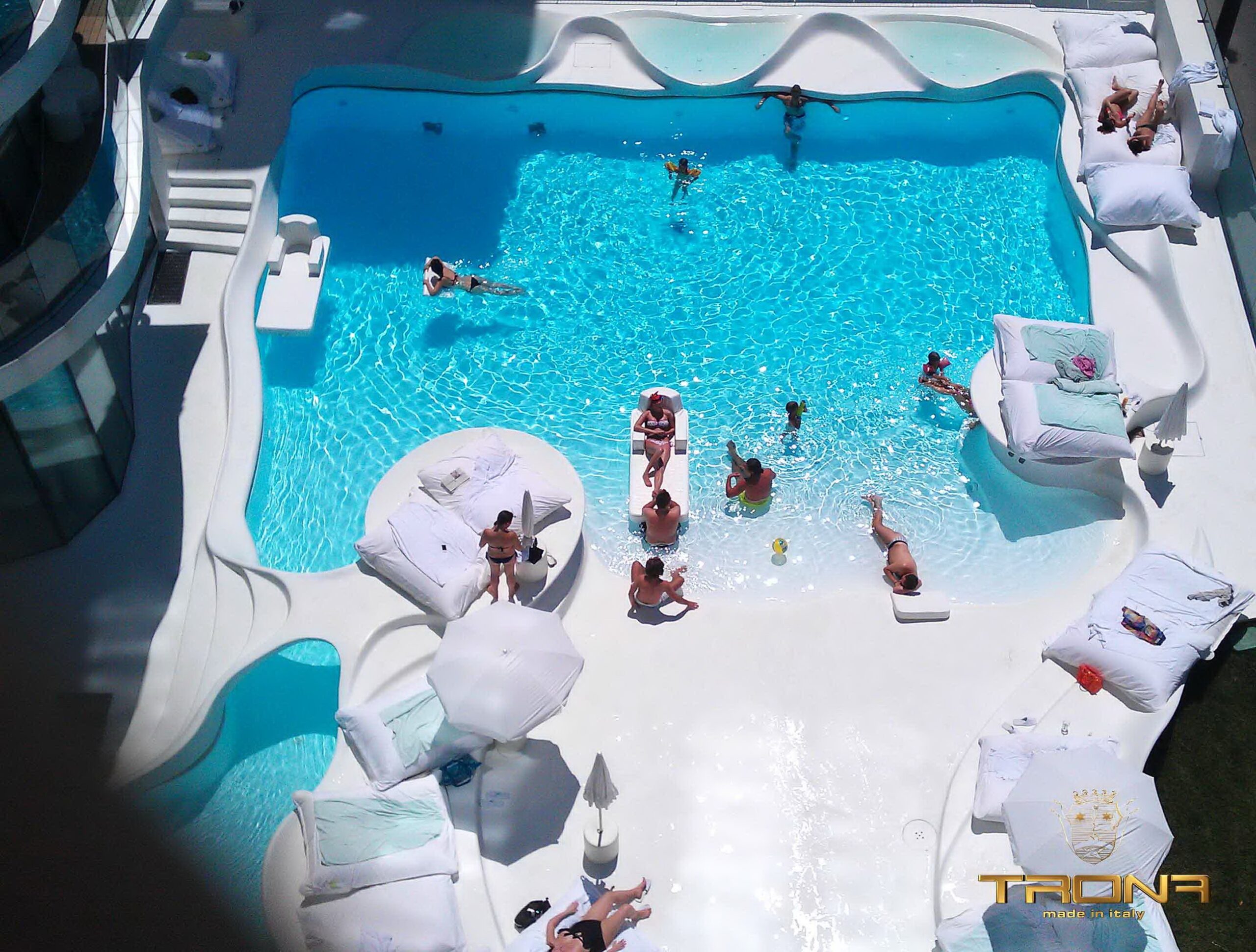 i-suite-pool5-scaled Уникальные фишки для бассейна